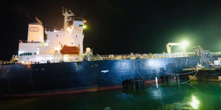 Carburant : la Guinée reçoit son premier navire contenant du gasoil